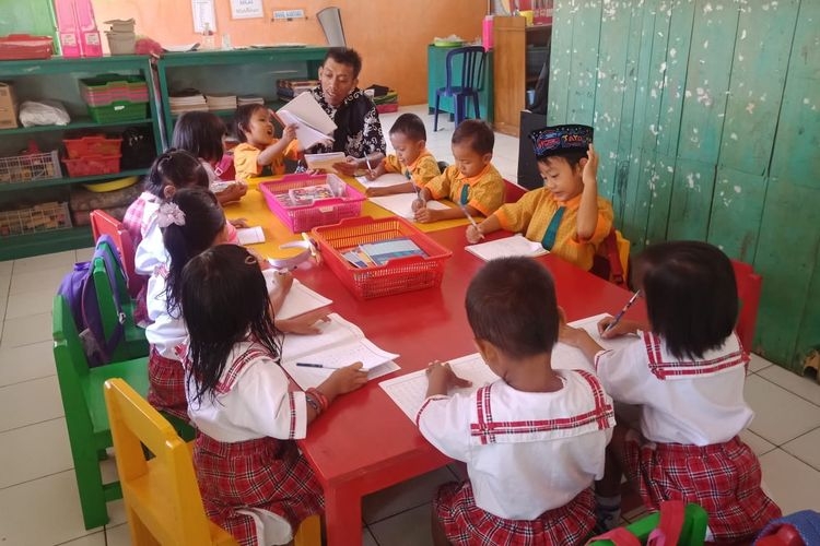 Sriyono Abdul Qohar sedang mengajar anak-anak usia dini. Sriyono merupakan guru PAUD disabilitas asal Blora, Jawa Tengah yang mendapatkan penghargaan dari Kementerian Pendidikan dan Kebudayaan dengan kategori penyandang cacat peduli PAUD. Ia mendirikan dan mengajar di PAUD Gembira Ria di Blora.(Dok. Sriyono Abdul Qohar via Kompas.id) 