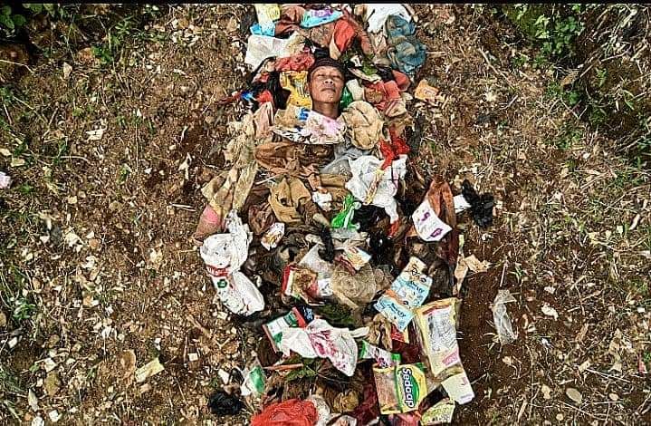 Terkubur Sampah Foto oleh Andri Widiyanto