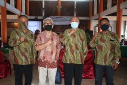 Berjajar dari kanan, Kepala SMAN 1 Bangsal, Kepala Cabdindik Wilayah Mojokerto Raya, Ketua Komite dan Wakasek Humas SMAN 1 Bangsal