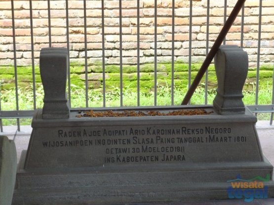 Kuburan Kardinah (sumber: wisatategal.com)