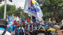 Demo buruh yang tergabung dalam Konfederasi Serikat Pekerja Indonesia atau KSPI (detik.com).