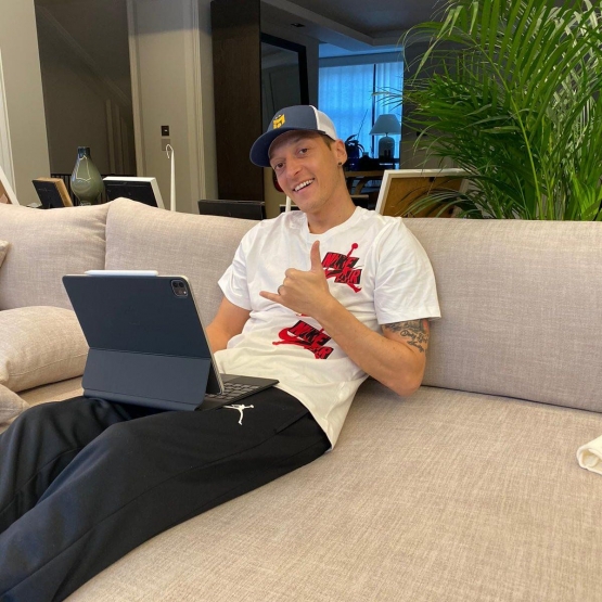 Ozil rajin mantengin pertandingan Arsenal dari rumah. Gambar: Twitter/MesutOzil1088