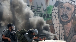 Tentara Israel Membidik Demonstran Palestina yang Mencoba Masuk ke Wilayah Yerussalem. (Source : Vox.com)