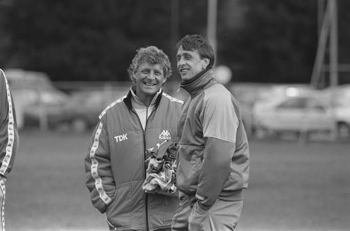 Tonnie Bruins Slot (kiri) dan Johan Cruyff (Sumber gambar: Elnacional.cat)