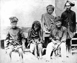 ilustrasi saat Cut Nyak Dhien bersama pengikut setianya (nasional.kompas.com)