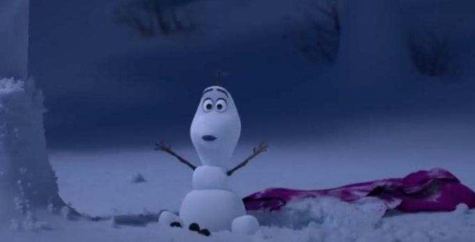 Olaf baru menyadari ia hidup (sumber: slashfilm)