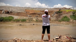 Rahayu Saraswati menyusuri sungai Cisadane dan menemukan pabrik tisu yang membuang limbah berbahaya ke sungai, Tangerang Selatan. 