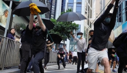 Sejumlah demonstran Hong Kong menyerang berikade Polisi dengan senjata ketapel| liputan6.com