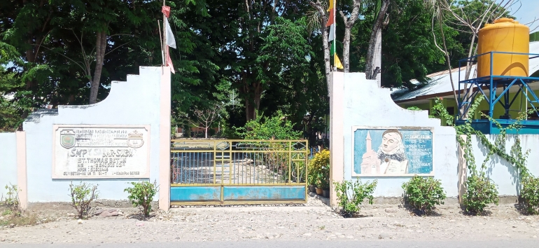 dok.pribadi : Tampak gerbang depan SMPK Sabar-Subur Betun