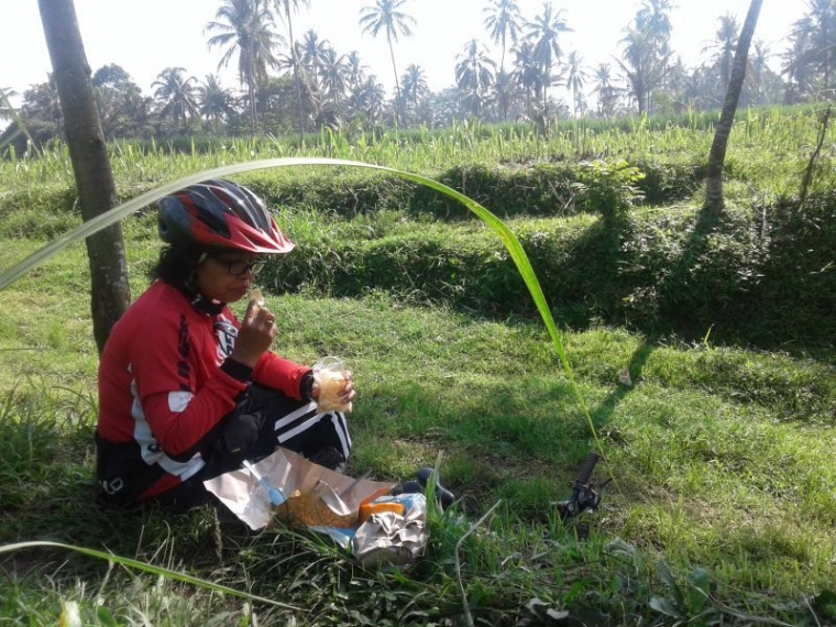 Beli di warung, santap pinggir sawah. Dokpri