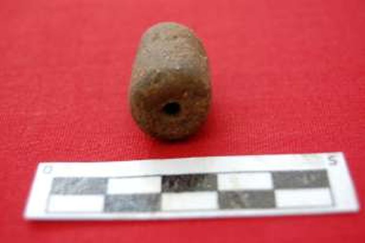 Gerabah pemberat jala yang ditemukan di situs arkeologi di desa Oluhuta, Kabila Bone, Bone Bolango. Sumber: Kompas
