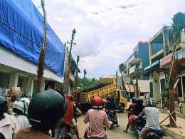 Truk pengangkut material menutup jalan di Labuan Bajo. (foto: Alex Zulfikar)