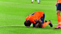 Selebrasi gol Demba Ba ke gawang Manchester United (Tribunnews.com)