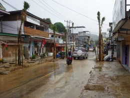 Kondisi jalanan di Labuan Bajo setelah hujan. (foto: Twitter @Travelfish)
