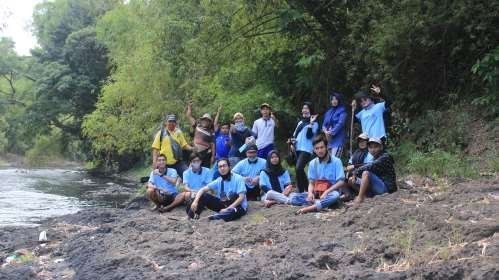 Survey sungai mahasiswa KKN UM 2020 bersama pihak Desa Sukorejo