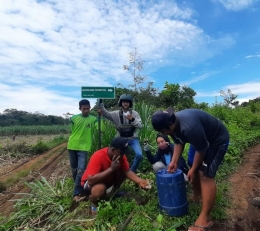 Proses Pemasangan Papan Petunjuk Arah ke Gunung Gundul/dokpri