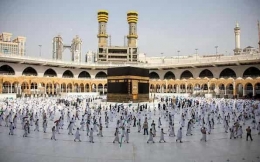 Suasana pelaksanaan ibadah umrah di masa pandemi Covid-19 | sumber: saudi-expatriates.com