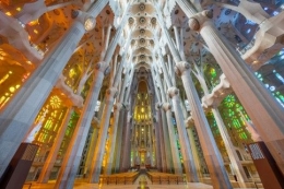 Interior Sagrada Familia dengan permainan cahaya yang luar biasa indahnya/Sumber: Catalannews.com