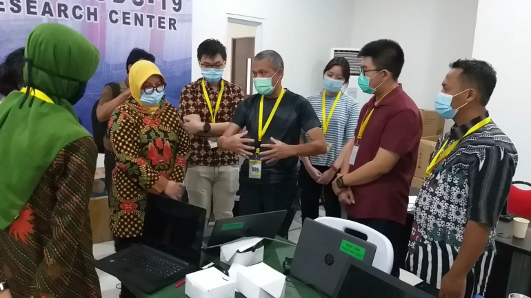 Mayor Jenderal TNI Dr. dr. Tugas Ratmono, Sp.S., M.A.R.S., M.H. (tengah) ketika memberikan pengarahan serta mencarikan solusi untuk tim kerja Unit Riset RSDC Wisma Atlet di lantai 2 tower 2, pada Kamis (08/10/2020) siang. Foto: isson khairul