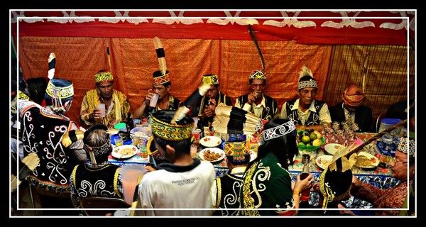 Ilustrasi: Masyarakat adat suku Dayak Taman Melapi sedang makan bersama saat pesta syukuran panen (Mandung). Sumber: detik.com