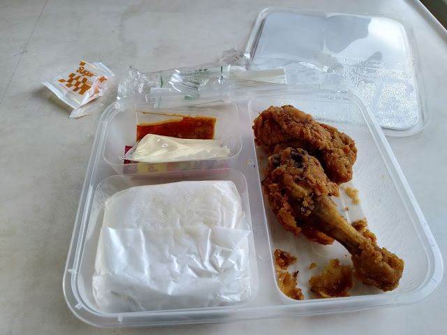Menu nasi ayam di restoran KA - Dokumentasi Pribadi/Ikrom Zain