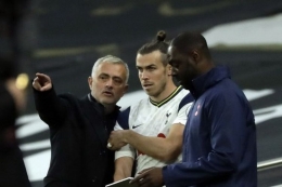 Jose Mourinho memberikan instruksi kepada Gareth Bale sebelum masuk sebagai pemain pengganti dalam laga kontra West Ham (18/10/20). (Sumber foto: AFP/MATT DUNHAM/POOL via Kompas.com)