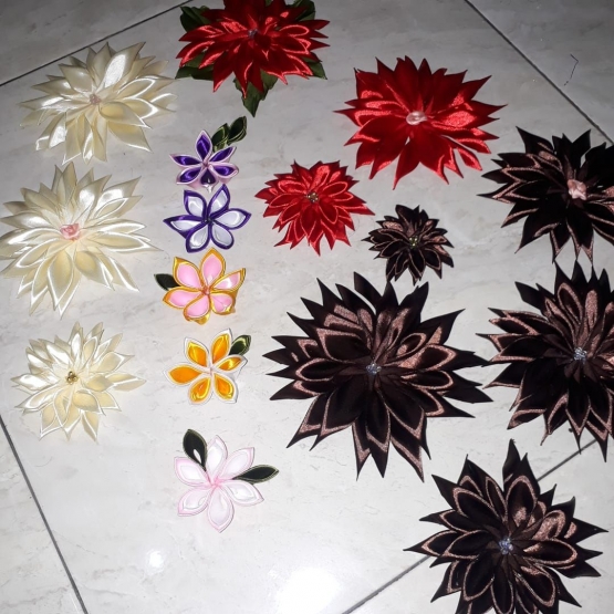 beberapa hasil kreasi pita satin berbentuk bunga/sumber: dok.pri (yunita kristanti)