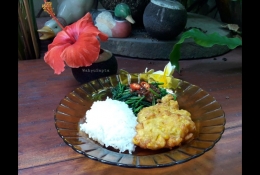 Taraaa... siap dinikmati bersama nasi putih hangat dan gorengan. Sedap sekali, loh. | Foto: Wahyu Sapta.