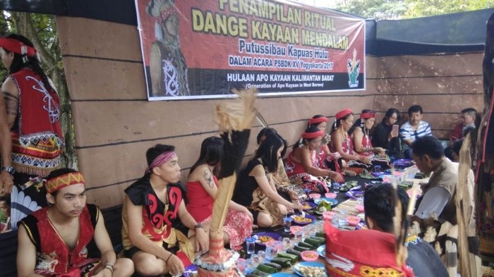 Ilustrasi: Suasana makan bersama Dayak Kayaan dalam ritual Dange yang berlangsung Kamis (16/11/2017).| Sumber: TRIBUNJOGJA.COM/Tantowi Alwi