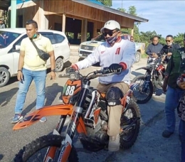 Cagub Hidayat Lamakarate gunakan motor menuju Lindu. Doc Hidayat Lamakarate. 