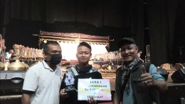 Zaki Rifai (tengah) juara 1 Festival Dalang Cilik se-Kab. Banyumas, Bp. Agus Widodo (kiri) Kepsek SMPN 4 Sumbang, dan penulis (kanan). | Dokpri