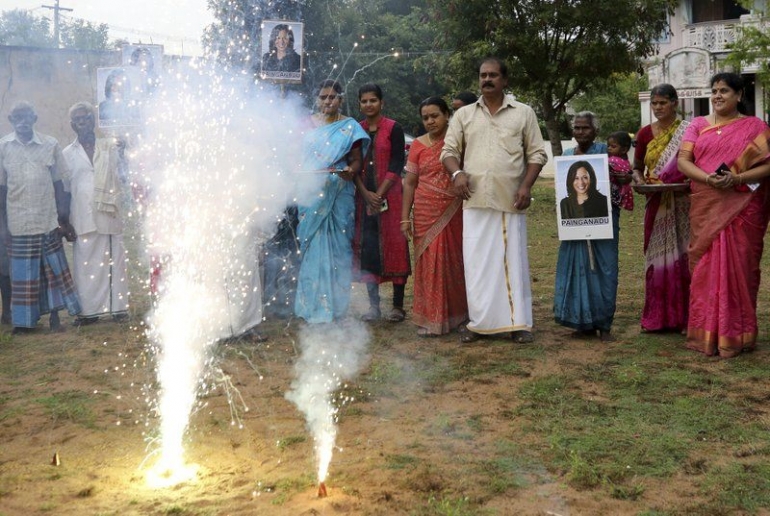 Warga desa merayakan kemenangan Kamala Harris menjadi wapres Amerika terpilih, di selatan Chennai India, 08/11/2020 (apnews.com).