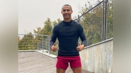 Cristiano Ronaldo sempat harus menjalani karantina pasca dinyatakan positif covid-19. Gambar: Instagram/Cristiano via Tempo.co