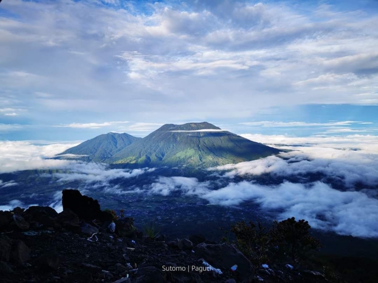 Panorama duo Singgalang-Tandikat dilihat dari gunung Marapi (dokpri)