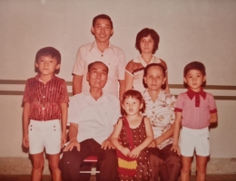 Mardi (paling kanan) bersama kakek nenek, ayah ibu, kakak dan adik (dokpri)