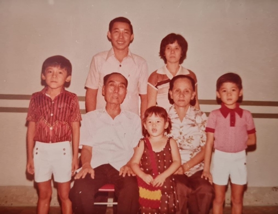 Mardi (paling kanan) bersama kakek nenek, ayah ibu, kakak dan adik (dokpri)