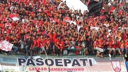 Kelompok suporter bola di kota Solo yang dikenal dengan nama Pasoepati. Gambar: Viva.co.id