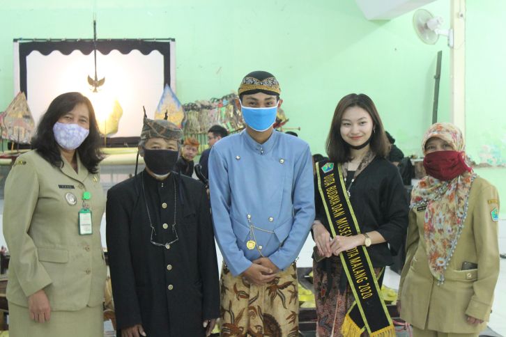 Bersama Ki Suwarno gurunya dan Putri Budaya Malang dan kerabatnya.Foto sendiri