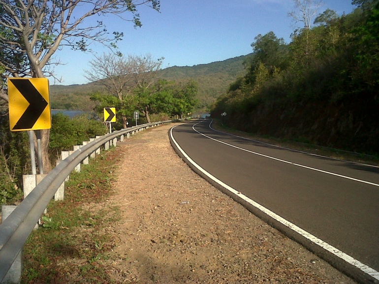 Dokumen Pribadi_Jalan lintas kabupaten di Pulau Sumbawa_tak ramai seperti di Lombok