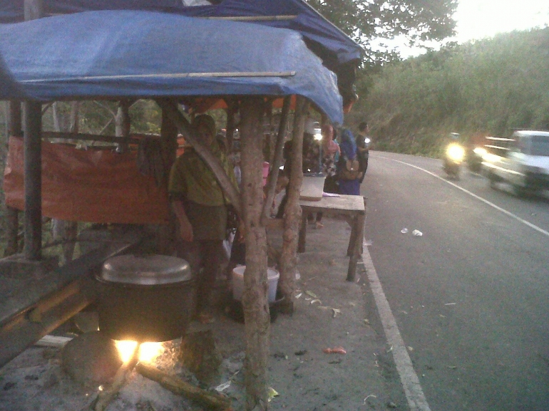 Dokpri_memasak jagung di Teka Sire dan kendaraan melintas di sisi jalan