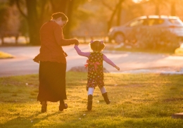 Potret kebahagiaan ibu dan anak . (sumber: Matthew Lancaster di Unsplash.com)