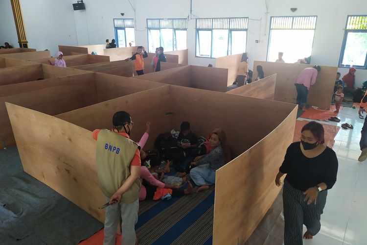 TEA pengungsi erupsi Gunung Merapi di Desa Banyurojo, Kecamatan Mertoyudan, Kabupten Magelang disusun bilik atau sekat untuk mencegah penyebaran Covid-19, Jumat (6/22/2020).(KOMPAS.COM/IKA FITRIANA)