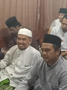 Dari kiri ke kanan Ustadz Hadrowi dan Ustadz Abdul Manaf saat acara Maulid Nabi tahun lalu (Dok.pribadi)