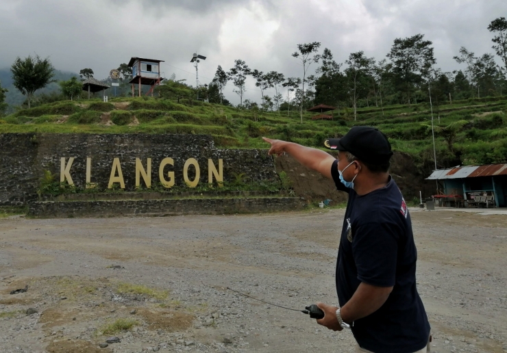 Kepala pengelola Taman Wisata Klangon memantau aktivitas Gunung Merapi