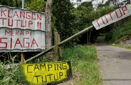 Beberapa tanda peringatan dipasang di pintu masuk Taman Wisata Klangon 