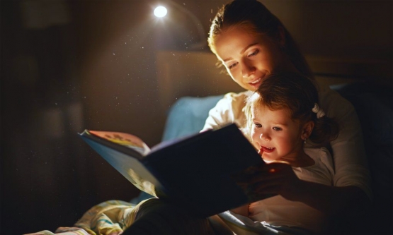 ilustrasi ibu dan anak membaca dongeng. Sumber: doktersehat.com.