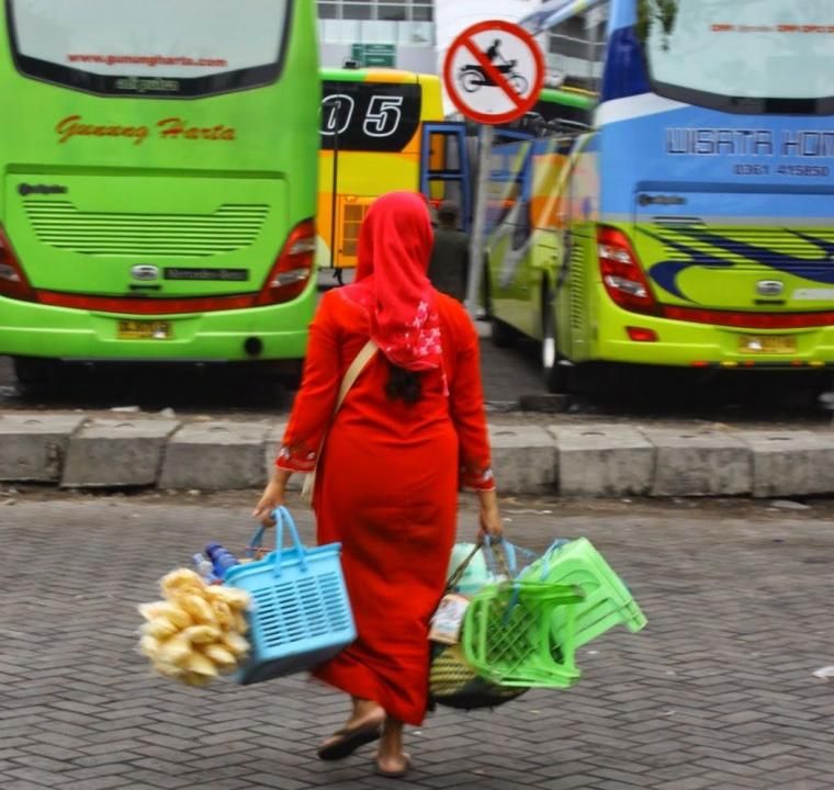 Bule yang beli jajan seribu rupiah ini mengajari kita untuk berhemat dalam perjalanan (foto: mymediajournalonline.blogspot.com)