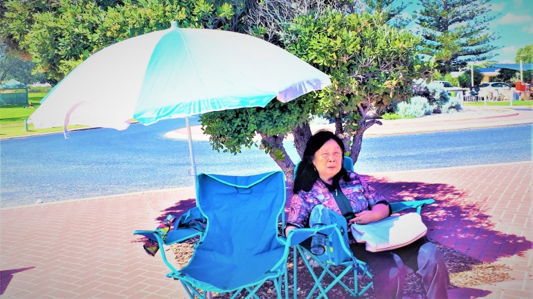 ket.foto: ke pantai tidak harus duduk di Cafe,bisa bawa kursi sendiri/dokumentasi tjiptadinata efffendi