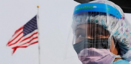Seseorang di Amerika Menggunakan Masker dan Face Shield (Sumber: ayosemarang.com)