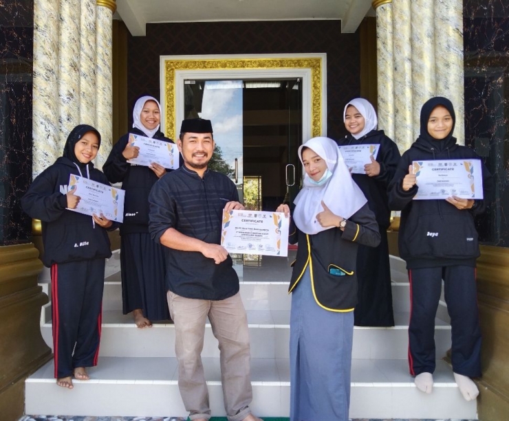 Abdul Efendi, Kepala MA PP. Nurul Falah menerima Sertifikat Juara Lomba Pramuka Mention Scout IZE-Fest (International Zakat Education Festival) 2020. (Dokpri)